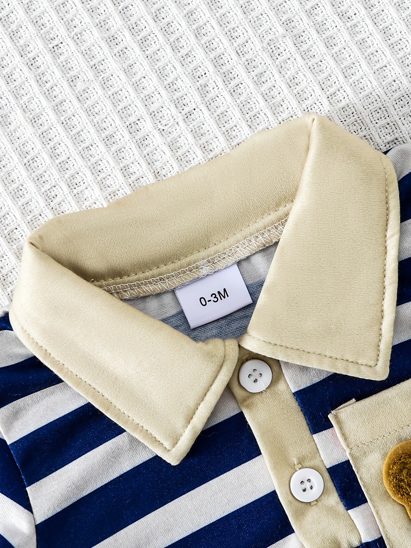Conjunto de dos piezas para exteriores, mameluco bonito de manga corta para bebé con cuello vuelto y etiqueta de oso en el bolsillo + pantalones cortos de color liso