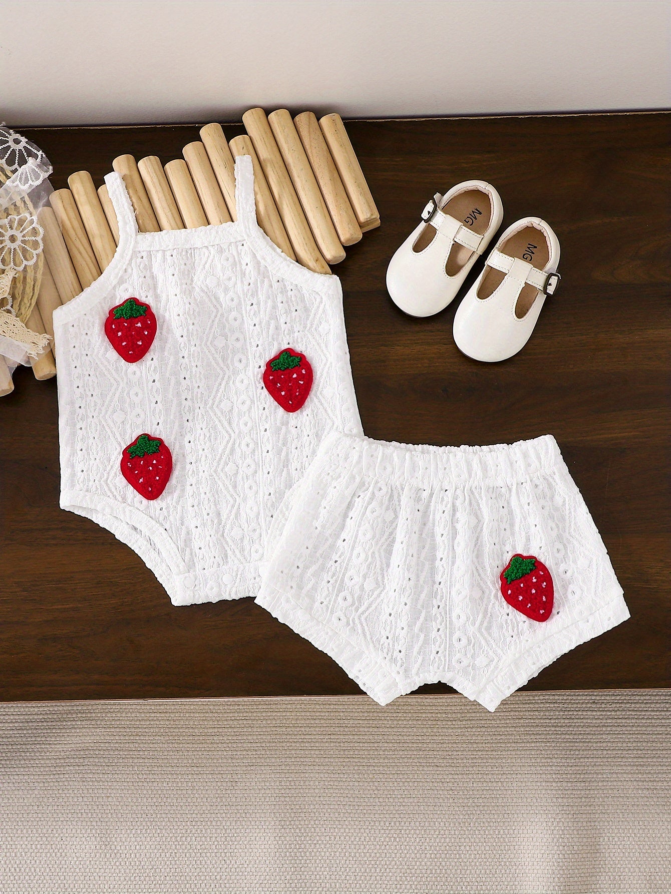 Un bonito conjunto de verano de dos piezas para bebé/niña, con una camiseta sin mangas ligera y pantalones cortos