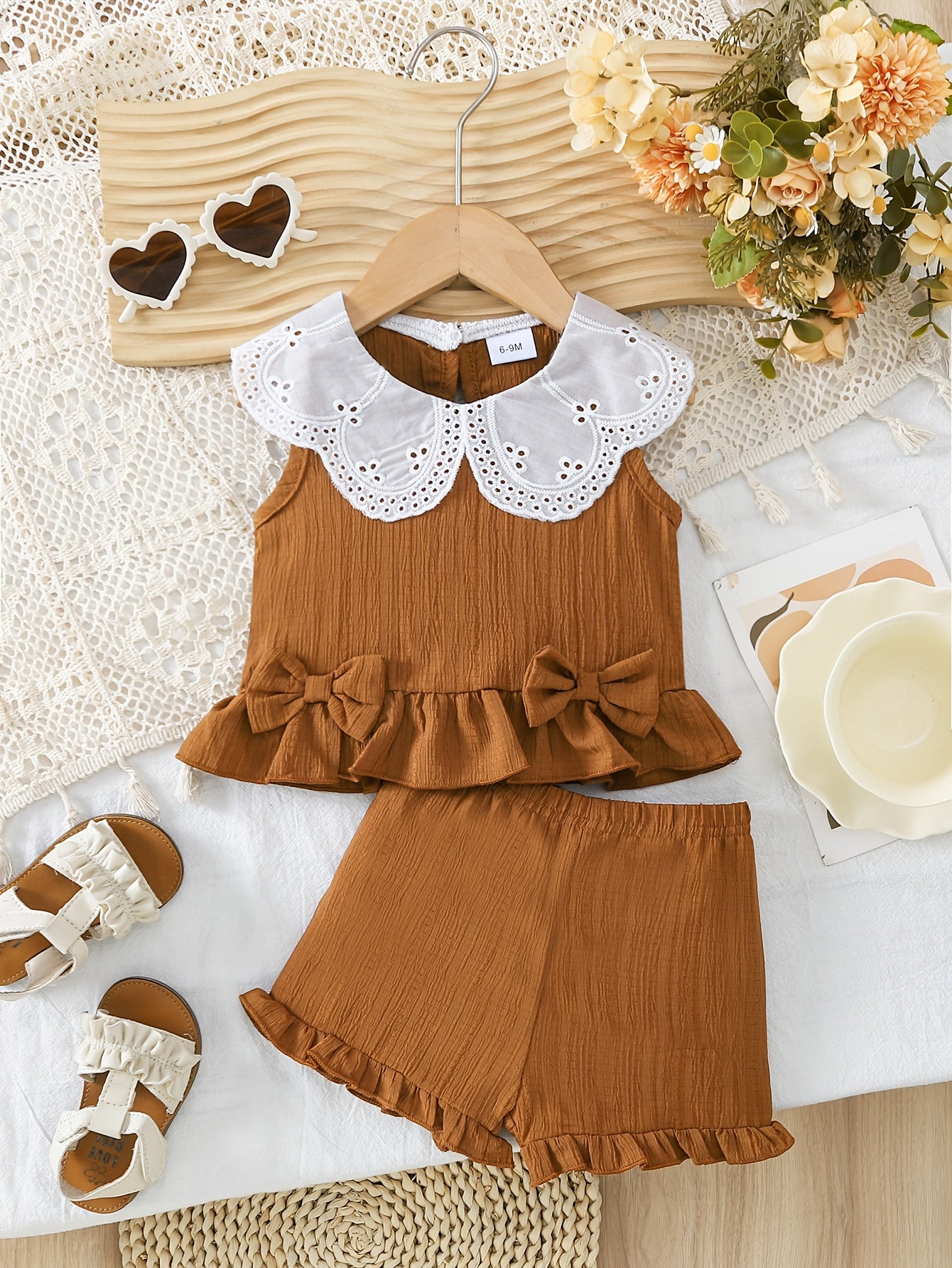 Conjunto de verano de dos piezas para niñas: Top sin mangas con cuello de encaje y pantalones cortos con volantes