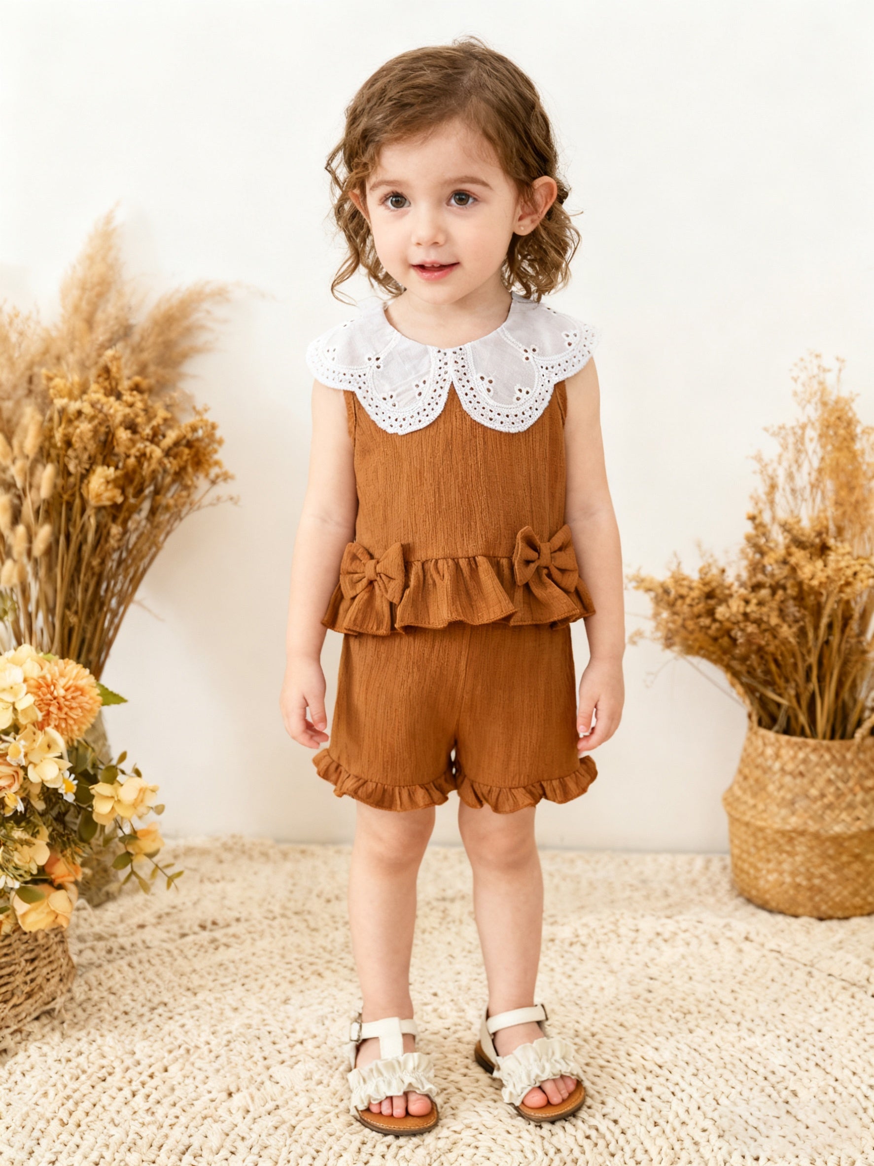 Conjunto de verano de dos piezas para niñas: Top sin mangas con cuello de encaje y pantalones cortos con volantes