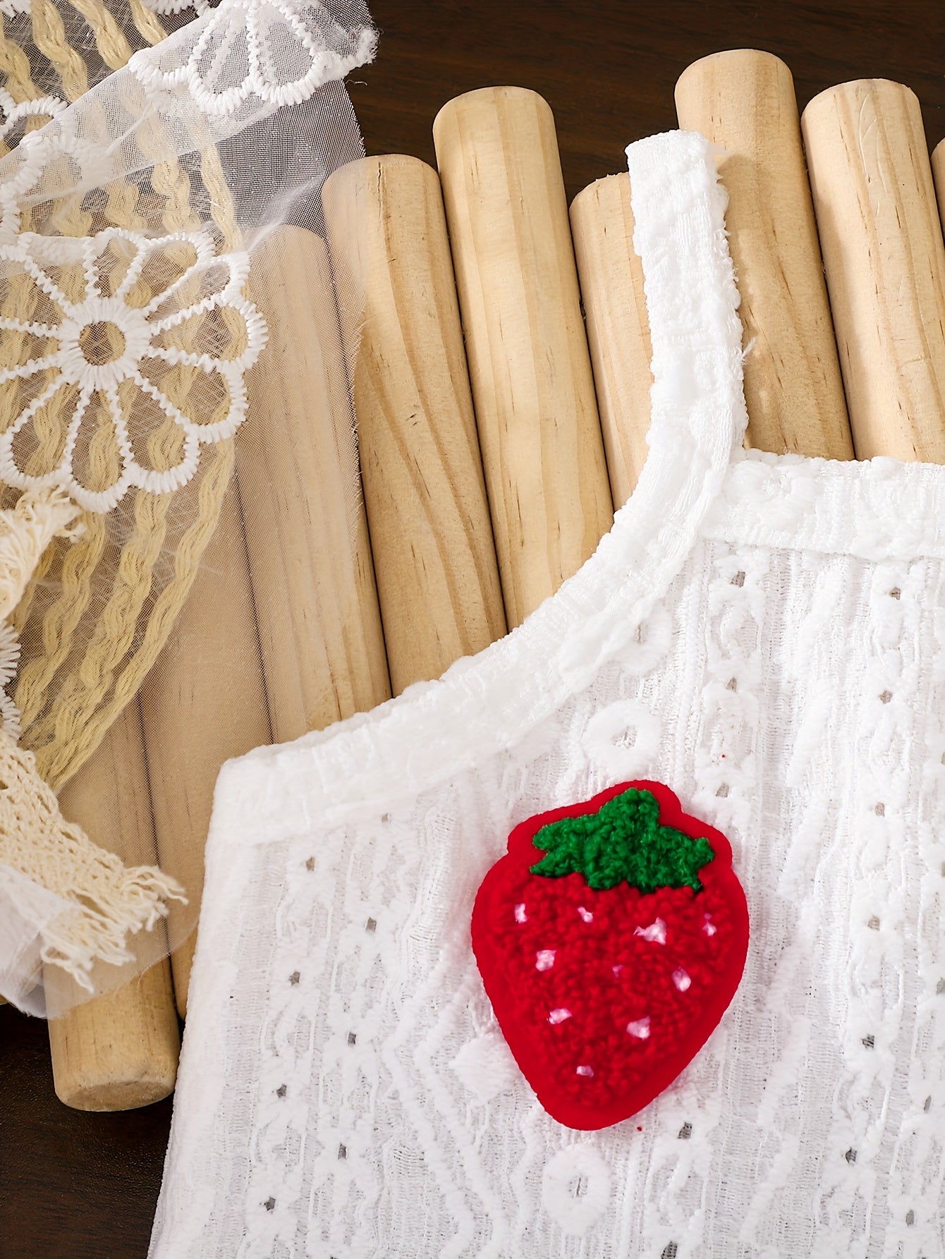 Un bonito conjunto de verano de dos piezas para bebé/niña, con una camiseta sin mangas ligera y pantalones cortos