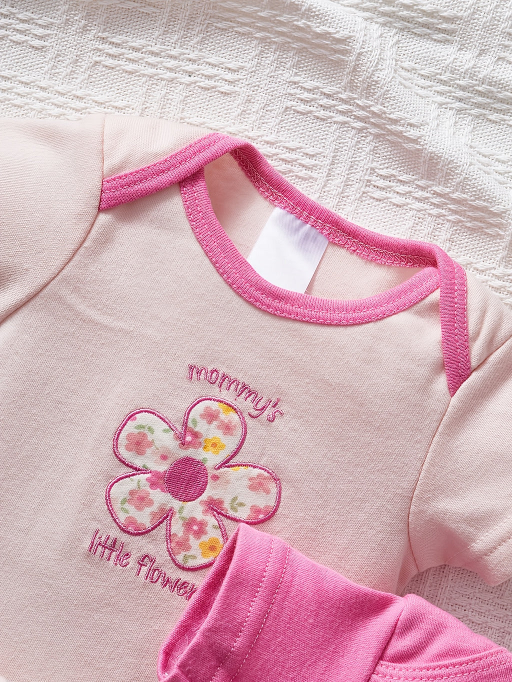5pcs Newborn Summer Short-Sleeve Bodysuit Set, Cartoon Floral Embroidery Pattern, Soft Snap-Button Suit, Round Neck, Machine Washable, Can Be Used As a Gift, Very Suitable for 0-9 Month Old Baby Girls to Wear Outdoors, for Outdoor