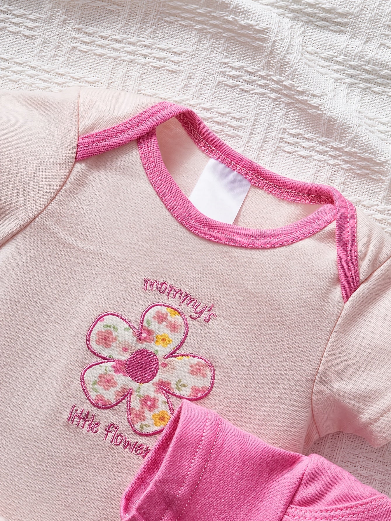 5pcs Newborn Summer Short-Sleeve Bodysuit Set, Cartoon Floral Embroidery Pattern, Soft Snap-Button Suit, Round Neck, Machine Washable, Can Be Used As a Gift, Very Suitable for 0-9 Month Old Baby Girls to Wear Outdoors, for Outdoor