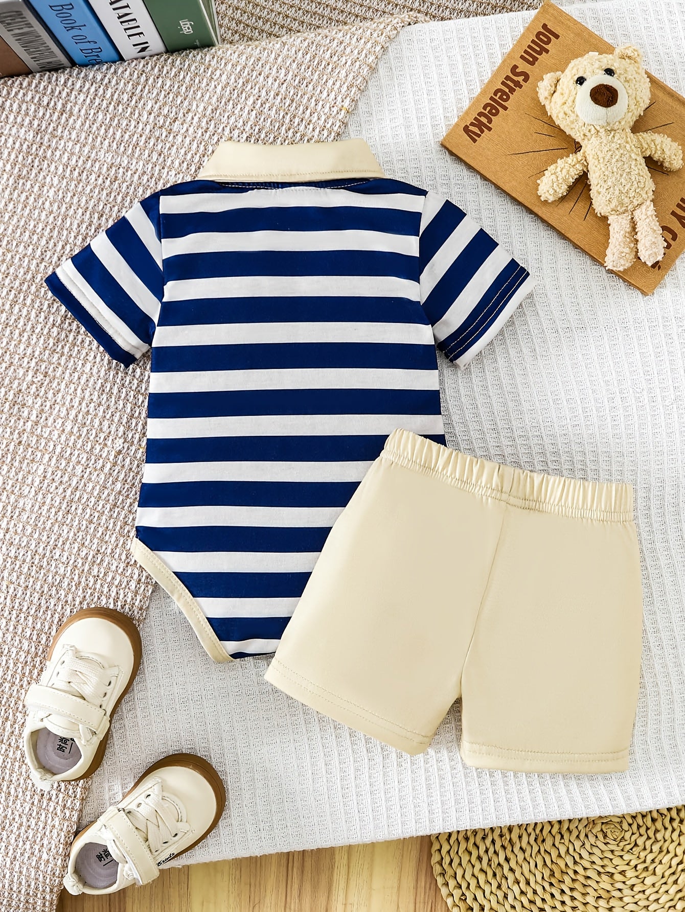 Conjunto de dos piezas para exteriores, mameluco bonito de manga corta para bebé con cuello vuelto y etiqueta de oso en el bolsillo + pantalones cortos de color liso