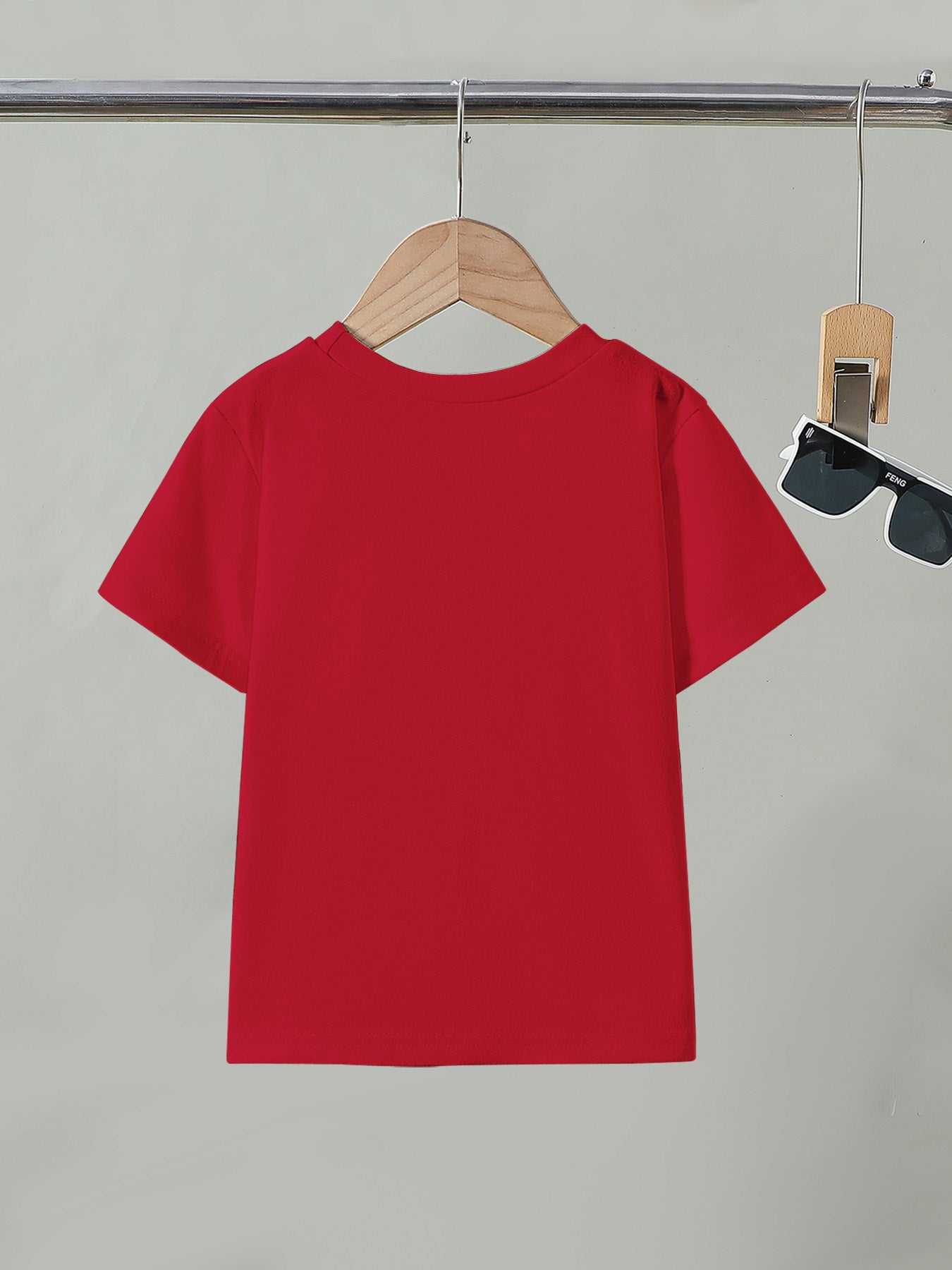 1pc of T-shirt, a Stylish and Versatile Round-neck Short-sleeve T-shirt for Girls in Spring and Summer, Featuring a Ladybug, Heart, and English Print Pattern. The Fabric Is Soft and Comfortable. This Sweet Summer T-shirt Top Has a Loose and Casual